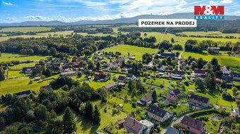 Zajímavý pozemek, kde můžete hned začít stavět. Tento slunný