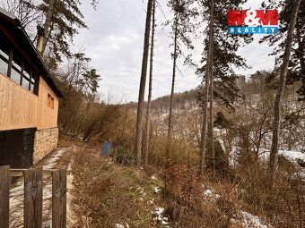 Nabízíme k prodeji dřevěnou chatu v malebné chatové oblasti 