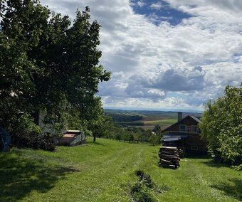 Prodej dvoupodlažní chaty s rozlehlým pozemkem v oblíbené lo