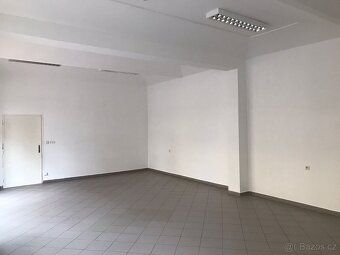 Nabízíme k pronájmu obchodní prostory na rušné ulici poblíž 