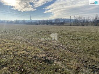 , Reality 11 Vám zprostředkují pozemek u hlavní silnice cca 