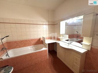 + zálohy na služby v domě 1.500,-Kč/osobu/měsíc, elektřina a
