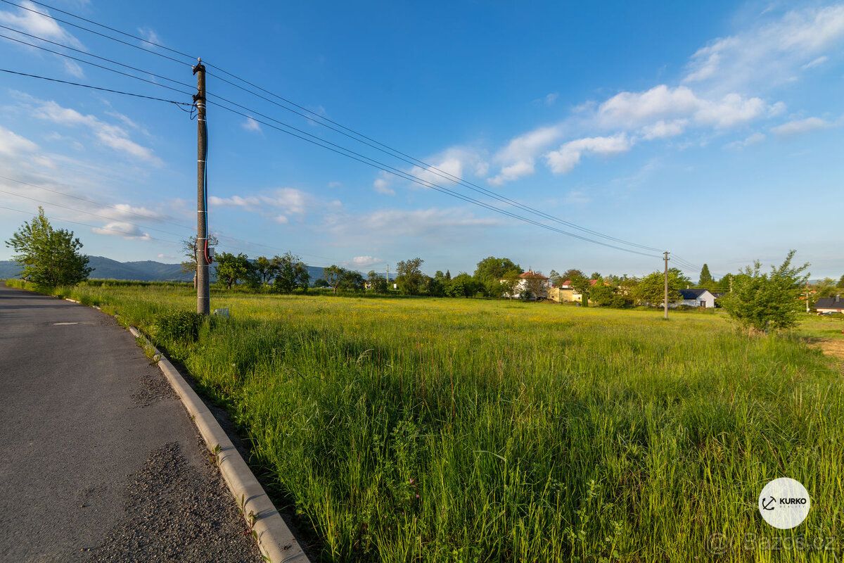 Nabízíme 3 pozemky o výměrách 3069, 1.969 a 2.006 m2 v obci 