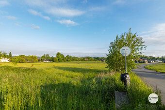 Nabízíme 3 pozemky o výměrách 3069, 1.969 a 2.006 m2 v obci 