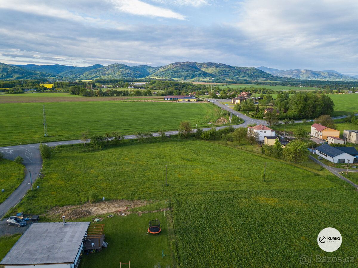 Nabízíme 3 pozemky o výměrách 3069, 1.969 a 2.006 m2 v obci 