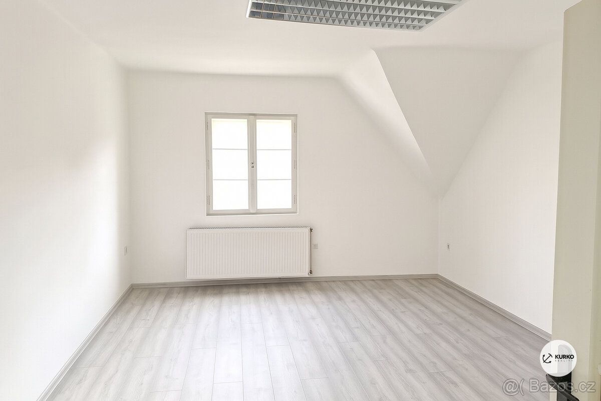 Nabízíme pronájem 2 místností v 1. patře cihlového domu na u