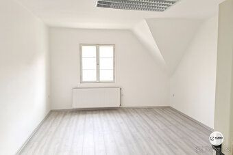 Nabízíme pronájem 2 místností v 1. patře cihlového domu na u