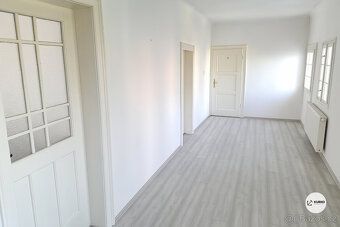Nabízíme pronájem 2 místností v 1. patře cihlového domu na u