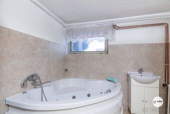 Nabízíme k prodeji prostorný rodinný dům situovaný v klidné 