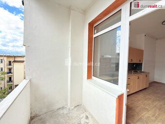 Nájem 10 000 Kč + poplatky služby 3500 Kč. Elektřina na náje