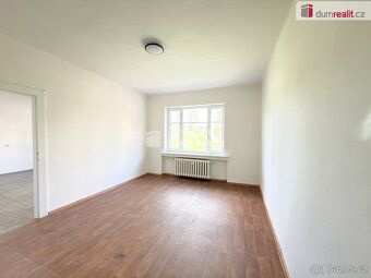 Nájem 10 000 Kč + poplatky služby 3500 Kč. Elektřina na náje