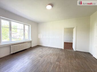 Nájem 10 000 Kč + poplatky služby 3500 Kč. Elektřina na náje