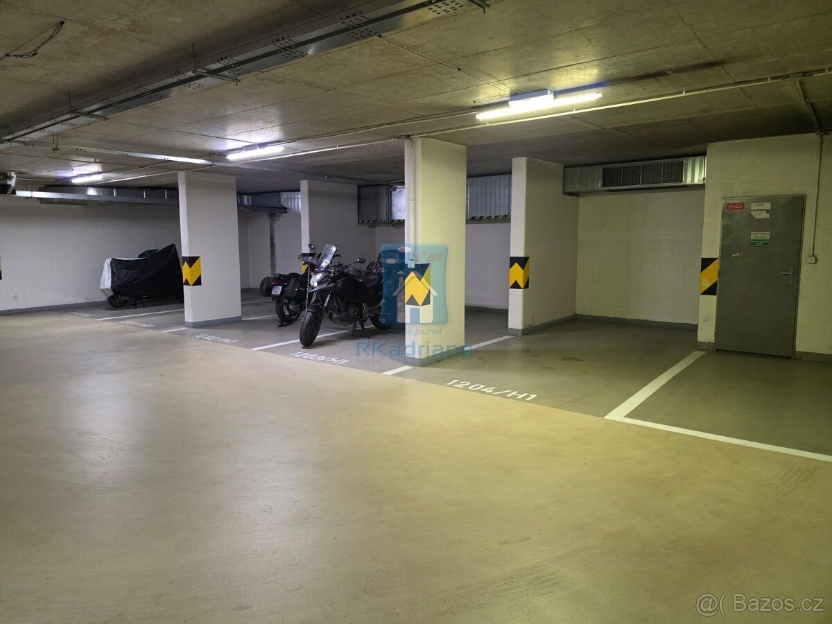 Nabízíme k prodeji dvě garážové parkovací stání vedle sebe, 