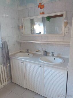 Pronajmu pěknou, světlou garsoniéru s lodžií v obci Kynice,2