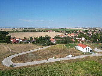 Stavební pozemek 1 123 m s přímým výhledem na horu Říp Straš