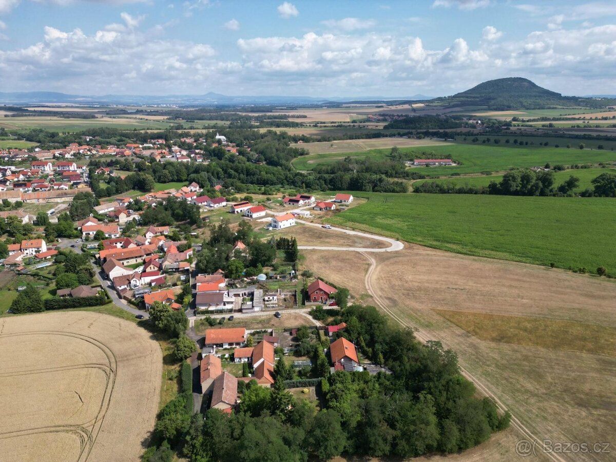 Stavební pozemek 1 123 m s přímým výhledem na horu Říp Straš