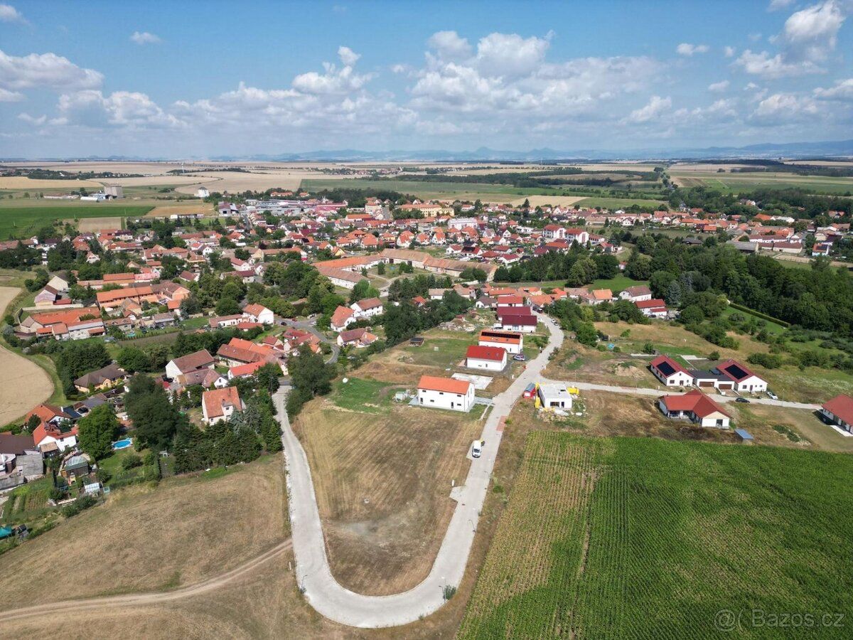 Stavební pozemek 1 123 m s přímým výhledem na horu Říp Straš