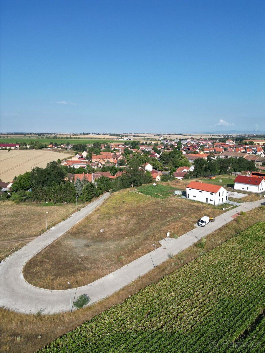 Stavební pozemek 1 123 m s přímým výhledem na horu Říp Straš