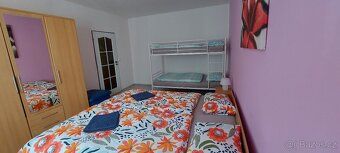 Apartmán se nachází v 1. patře domu.Mà samostatný vchod a př
