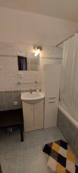 Apartmán se nachází v 1. patře domu.Mà samostatný vchod a př