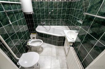 Nabízíme k prodeji mimořádně zajímavou a v této lokalitě vel