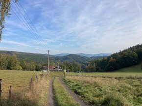 Nabízíme k prodeji pozemek o velikosti 1390 m2 v klidné část
