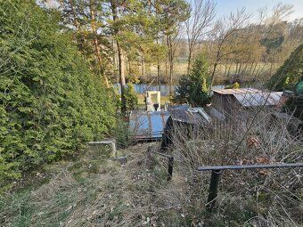 Na pozemku o celkové výměře 353 m² se nachází rekreační stav
