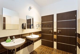 Nabízíme k pronájmu dvoj kancelář o výměře 42,5 m2 v adminis
