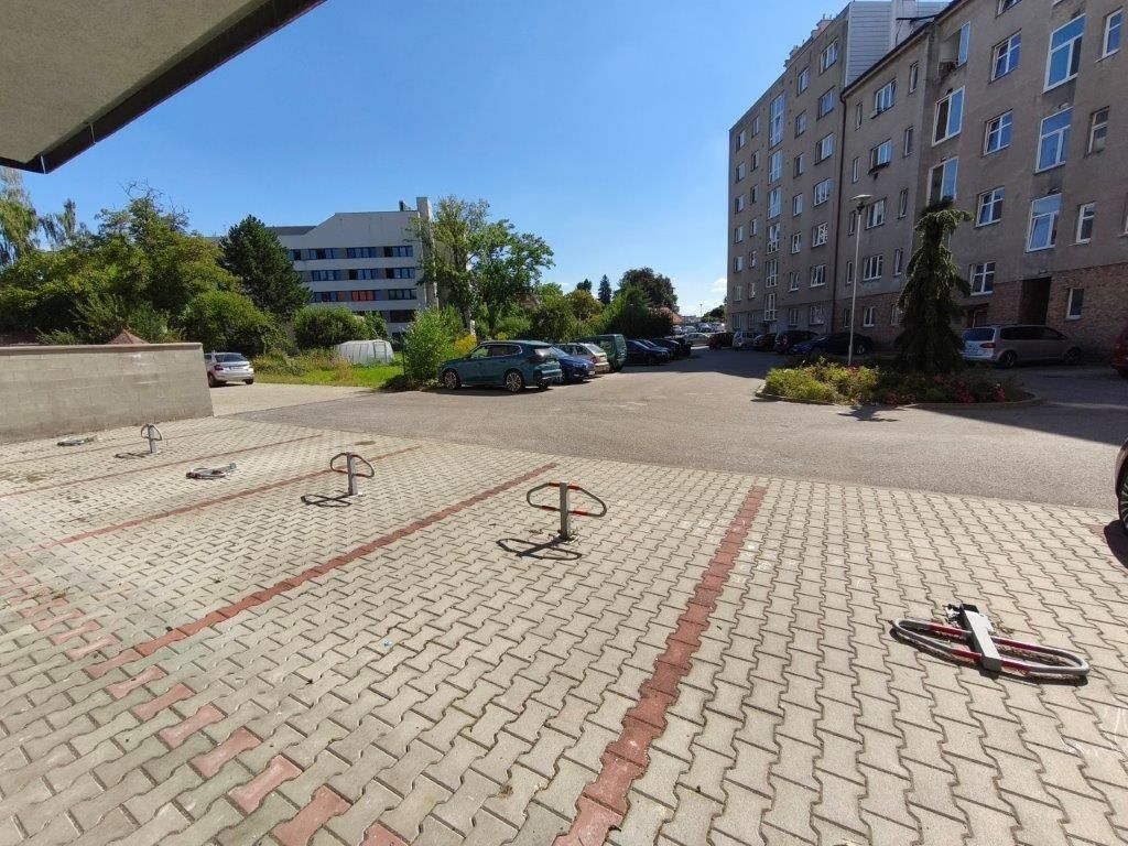 Vyhrazené parkovací stání ve vnitrobloku ulice Ruská. Zajišt