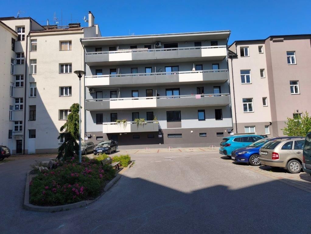Vyhrazené parkovací stání ve vnitrobloku ulice Ruská. Zajišt