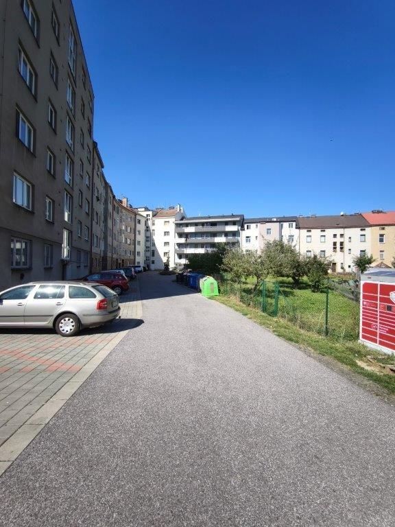 Vyhrazené parkovací stání ve vnitrobloku ulice Ruská. Zajišt