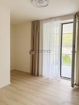 Nabízíme k pronájmu prostorný byt 3+kk, o ploše 98m2 + 2x ba