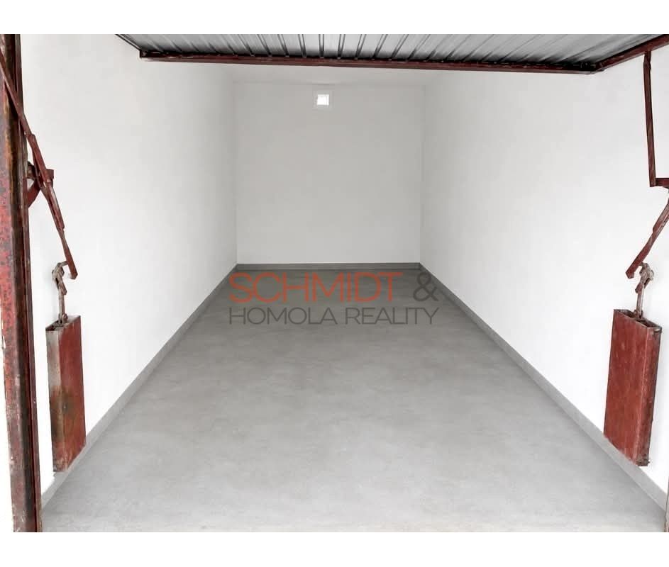 Nabízíme k pronájmu garáž o rozměrech 5,7 x 2,9m na ulici Br