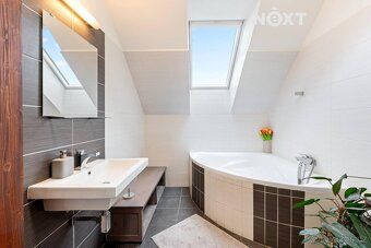 Nabízíme k prodeji moderní rodinný dům 7+kk s bazénem a velk