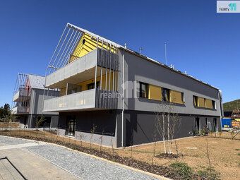 + zálohy na energie a služby v domě 2.500,-Kč/měsíc, elektři