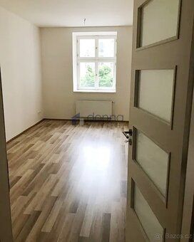 Nabízíme k pronájmu prostorný a světlý byt 3+1, o ploše 84m²