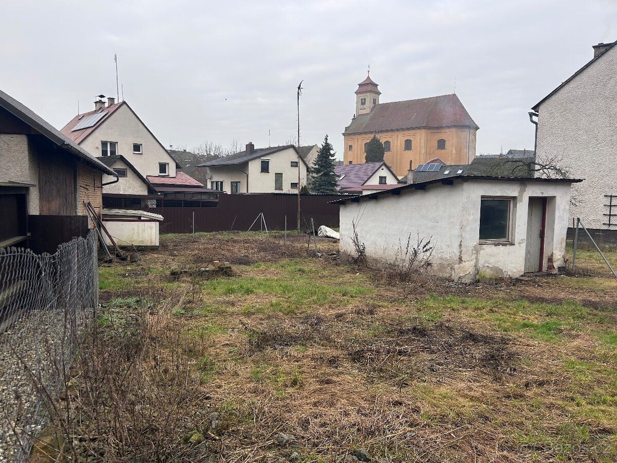 Jedna se o stavební pozemek o velikosti 476 m2. Na pozemku j