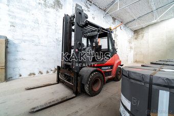 Nabízíme k pronájmu prostornou halu o celkové výměře 1400 m2