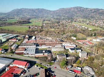 Nabízíme k pronájmu prostornou halu o celkové výměře 1400 m2