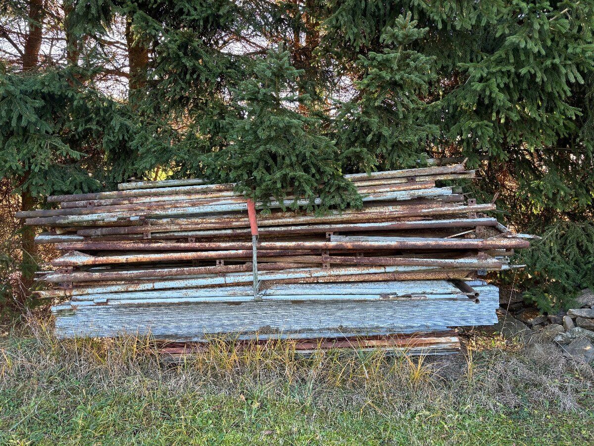 Prodám plechovou halu/garáž/sklad Rozměry 15x6 výška 2,8 5 b
