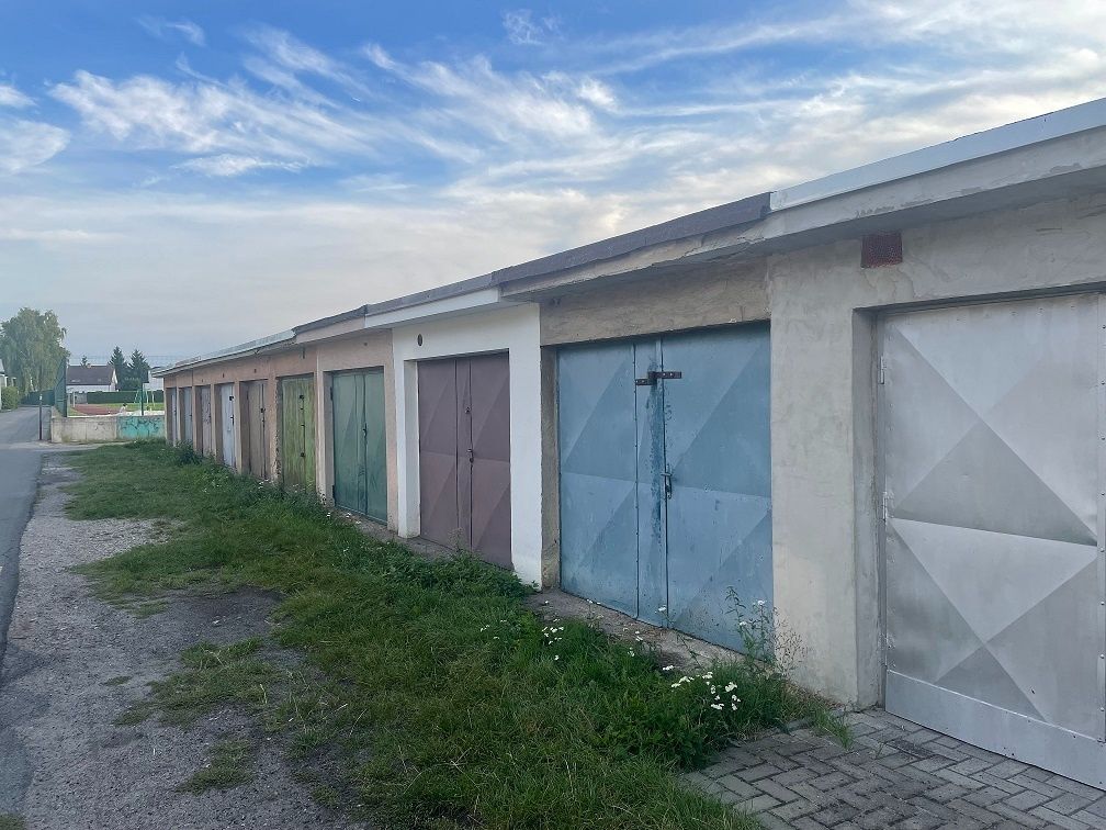 Garáž k pronájmu v Mladé Boleslavi u Astonky, v první řadě z