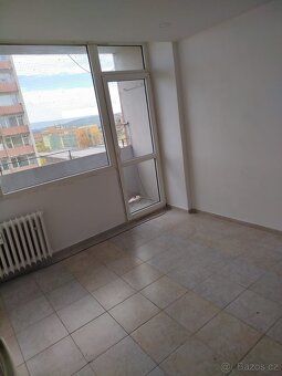 NABÍZÍME K PRONÁJMU KRÁSNÝ BYT - GARSONIÉRU S BALKONEM. Pobl