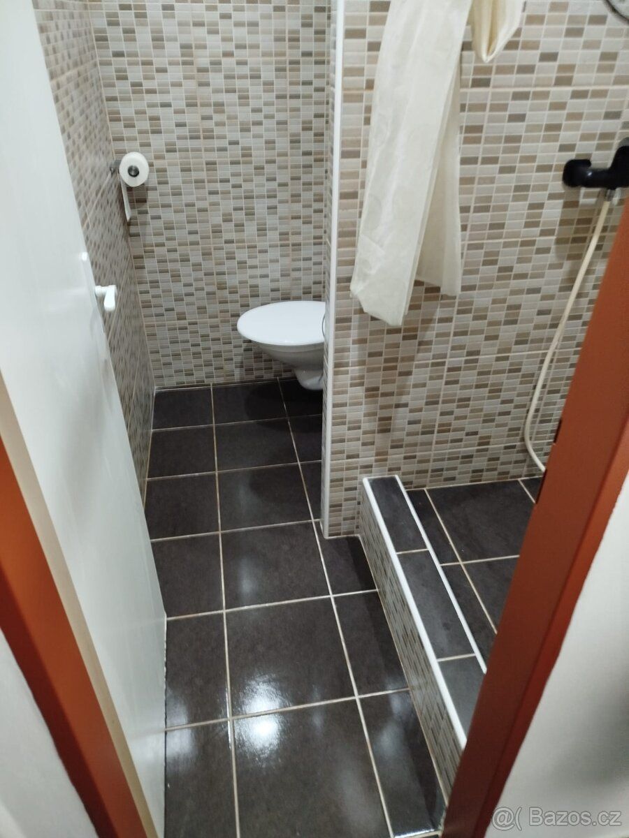 NABÍZÍME K PRONÁJMU KRÁSNÝ BYT - GARSONIÉRU S BALKONEM. Pobl