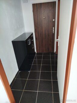 NABÍZÍME K PRONÁJMU KRÁSNÝ BYT - GARSONIÉRU S BALKONEM. Pobl