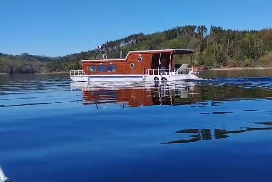Pronájem velkého hausbótu ( 14 x 4,5 m ) na Orlíku naproti R