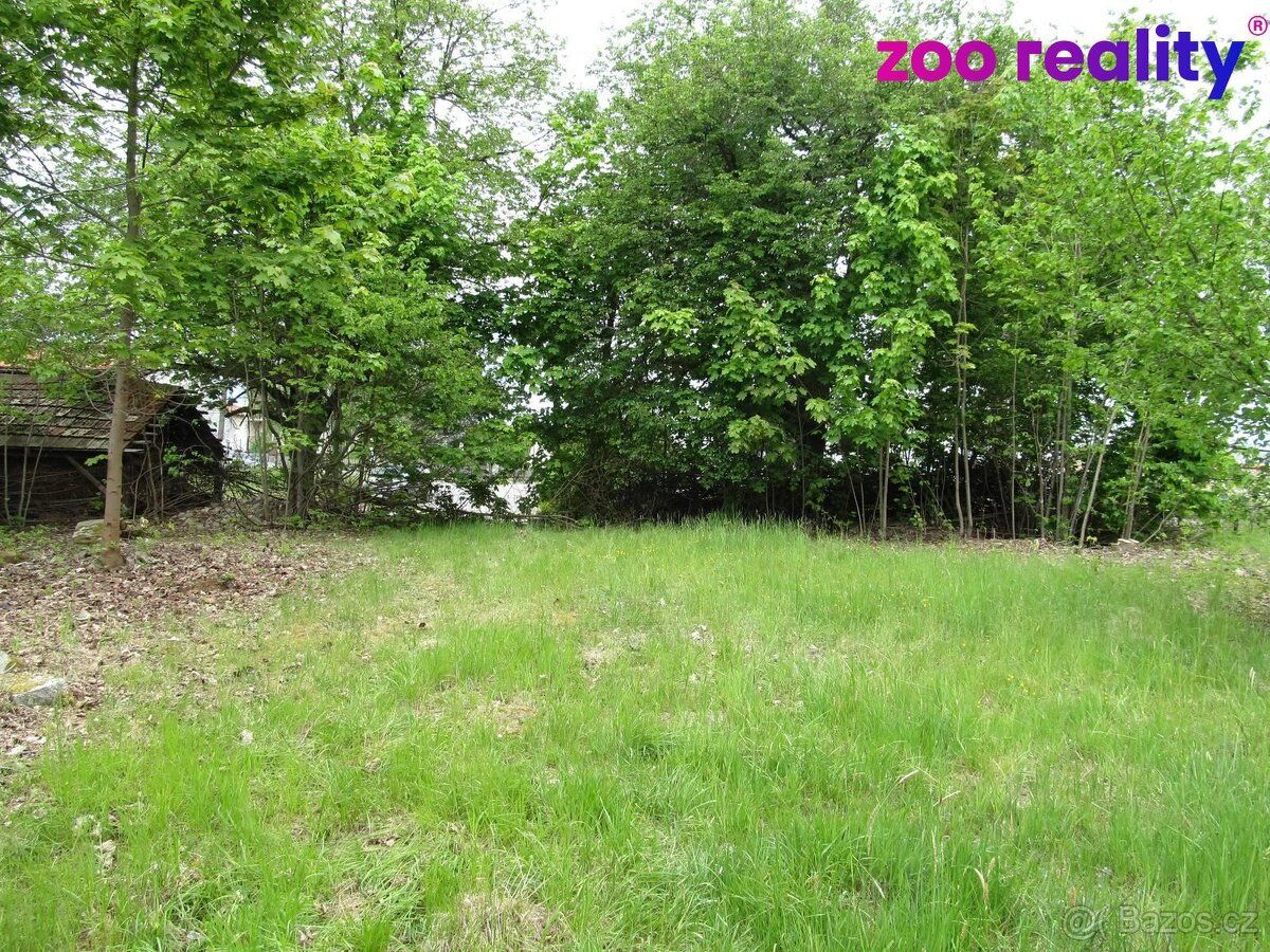 Nabízíme k prodeji stavební pozemek 888 m² s chatkou – Deštn