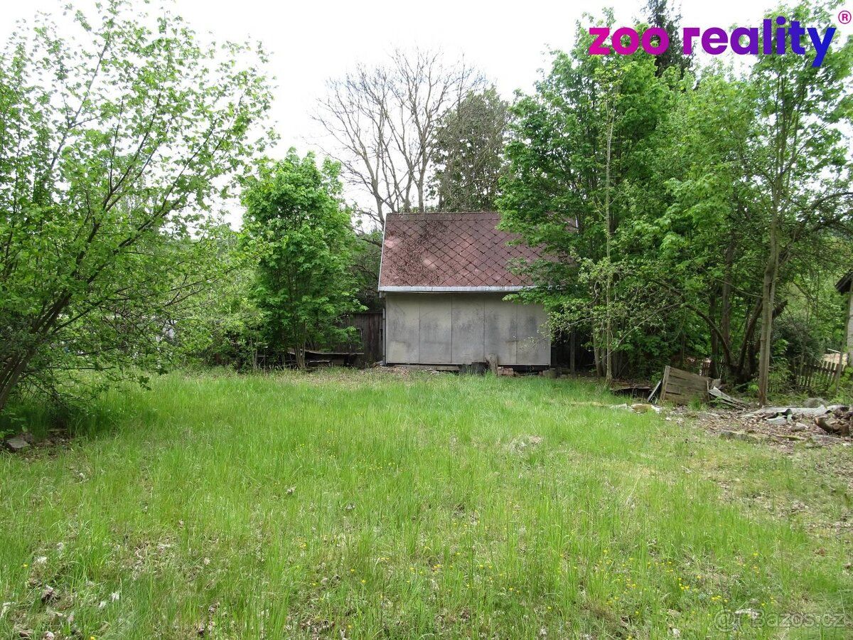 Nabízíme k prodeji stavební pozemek 888 m² s chatkou – Deštn