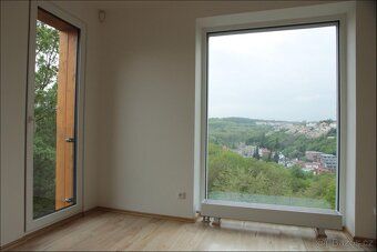 Nabízíme k pronájmu dvouúrovňový slunný, tichý moderní byt 3