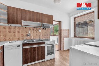 Prodej rodinného domu (užitná plocha 150 m², 7 místností) s 