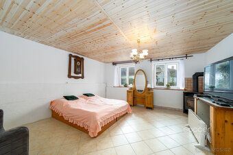 Prodej rodinného domu 2+1 s uzavřeným dvorem v klidné obci M